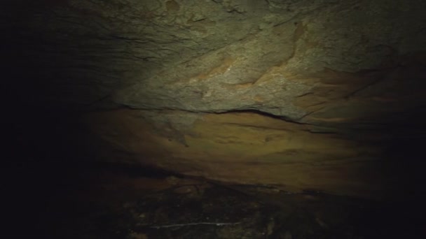 Panning Breed Schot Van Muur Van Een Ondergrondse Zandsteen Grot — Stockvideo