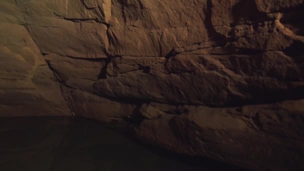 Steadicam Ευρύ Πλάνο Ενός Μικρού Αίθουσα Μέσα Μια Σκοτεινή Σπηλιά — Αρχείο Βίντεο