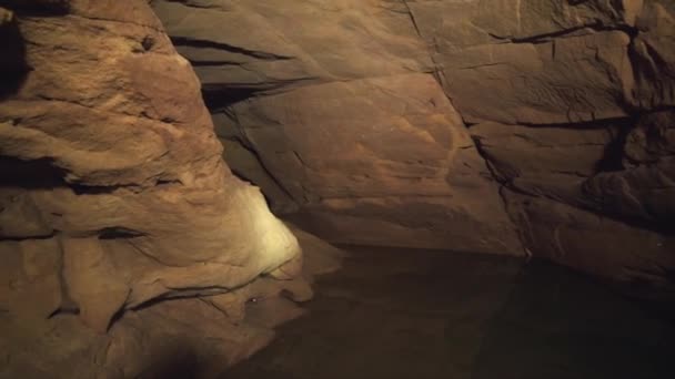 Steadicam Amplia Toma Una Pequeña Sala Dentro Una Cueva Oscura — Vídeos de Stock