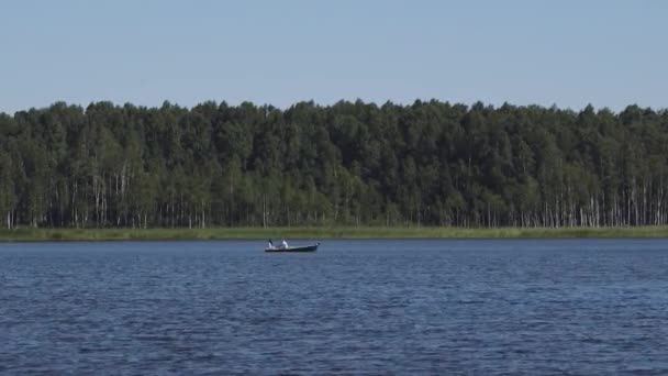 Статический Широкий Снимок Семейной Прогулочной Лодки Красивом Озере Мужчина Женщина — стоковое видео