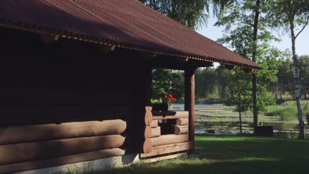 Dolly Shot Fabulosa Cabaña Camping Troncos Con Vistas Lago — Vídeos de Stock