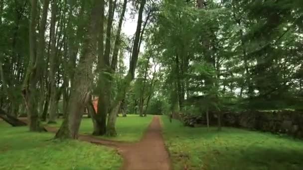 Steadicam Skudt Tur Gennem Herregården Park Gamle Træer Med Keeper – Stock-video