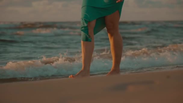 Панорамний Середній Знімок Жінки Елегантно Ходить Красиво Спітнілим Хвилям Моря — стокове відео