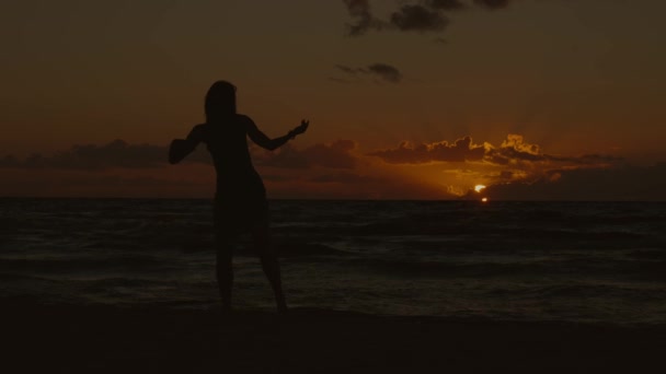 Silüet Içinde Güneşin Battığı Arka Planda Dans Eden Bir Kadının — Stok video