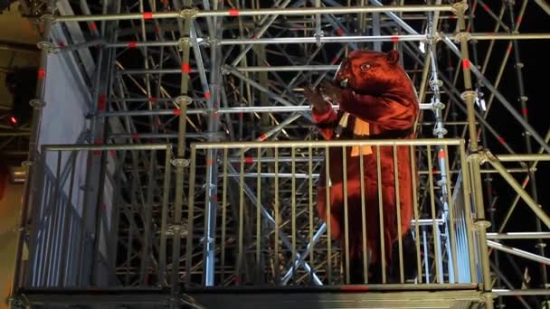 手中拿着海狸吉祥物的中图 拍拍着他的手在舞台上的结构 — 图库视频影像