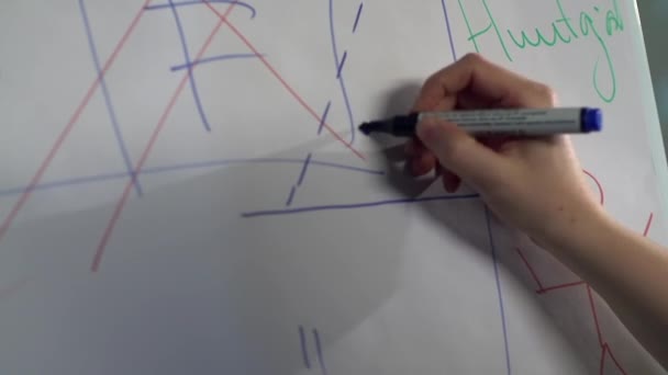 青いフェルトペンで紙の板に女性の手描きの点と線をクローズアップした後 — ストック動画
