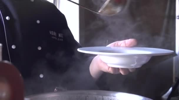 Χέρι Που Πραγματοποιήθηκε Κοντά Πλάνο Του Μάγειρα Που Σερβίρει Σούπα — Αρχείο Βίντεο