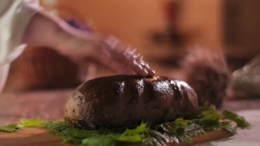 Bir kadının, taze pişmiş çavdar ekmeğini suyla ıslatırken çekilen resmi.