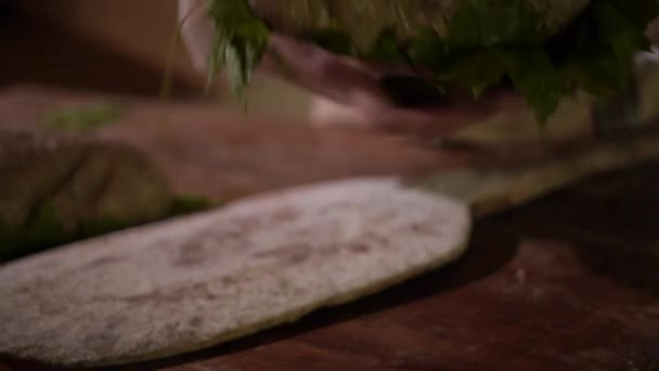 Zblízka Panenka Záběr Bochník Žitného Chleba Umístěn Dřevěné Lopaty Peci — Stock video