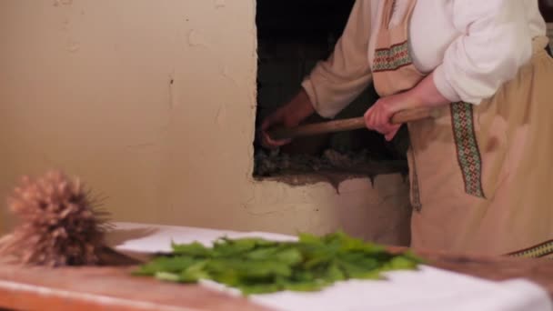 Крупным Планом Снимок Женщины Традиционном Костюме Вынимающей Буханку Ржаного Хлеба — стоковое видео