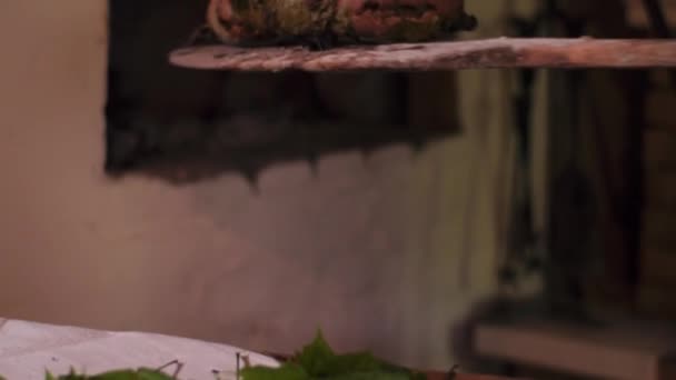 Zbliżenie Dolly Strzał Kobietą Tradycyjnym Stroju Wyjmując Bochenek Chleba Żytniego — Wideo stockowe