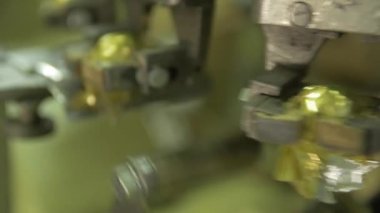 Dolly ağır çekim makro çikolataların altın folyoya sarılı hali.