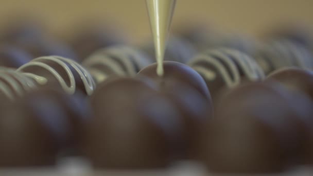 Plan Macro Statique Ralenti Décoration Des Chocolats Avec Garniture Blanche — Video