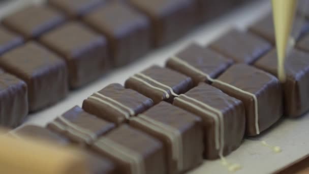 Çikolataları Beyaz Garnitürle Süslemenin Yavaş Çekim Makro Çekimi — Stok video