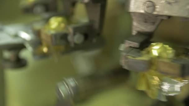 Dolly Slow Motion Makro Shot Czekoladek Pakowanych Złotą Folię — Wideo stockowe