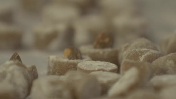 Statische Makroaufnahme Der Bonbonherstellung Mandeln Werden Die Bonbons Eingeführt — Stockvideo
