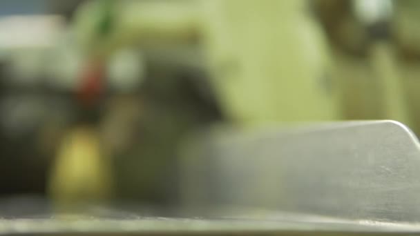 기계와 슬라이딩에서 떨어지는 종이로 초콜릿의 매크로 — 비디오
