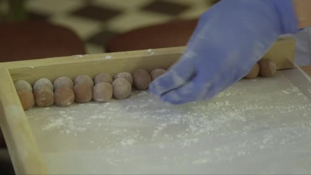 Tahta Tepsiye Konan Şeker Toplarının Statik Yakın Çekim Görüntüleri — Stok video