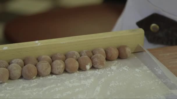 Następujące Makro Strzał Cukierki Kulki Dodaje Się Drewnianej Tacy — Wideo stockowe