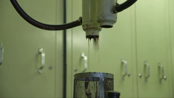 巧克力工厂的管子里流出的巧克力静态特写镜头 — 图库视频影像