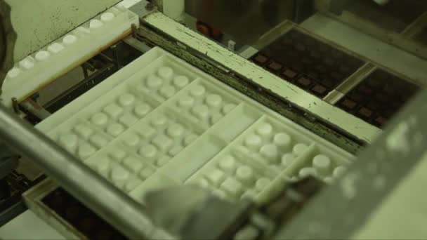 Plano Estático Moldes Caramelo Que Separan Paquete Chocolates Una Fábrica — Vídeos de Stock