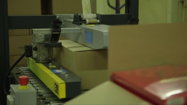 テープマシンで密封された段ボール箱の静止中のショット — ストック動画