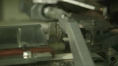 Çikolata ambalaj makinesinin statik makro görüntüsü çikolata fabrikasında çalışıyor.