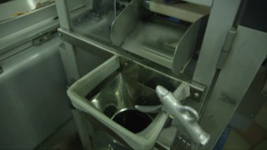 Çikolata ambalaj makinesinin statik makro görüntüsü çikolata fabrikasında çalışıyor.