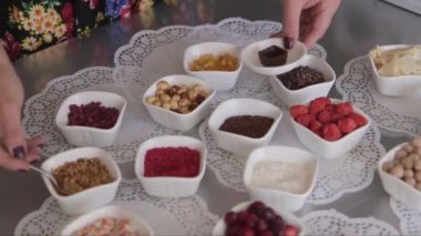 Farklı, renkli malzemelerden dekoratif çikolata şekeri yaparken çekilen kukla görüntüsü.