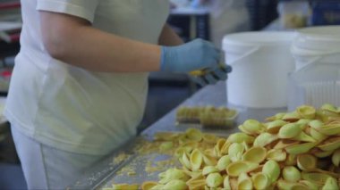 Yiyecek fabrikasındaki ambalajlı kurabiye kepçelerinin statik görüntüsü.