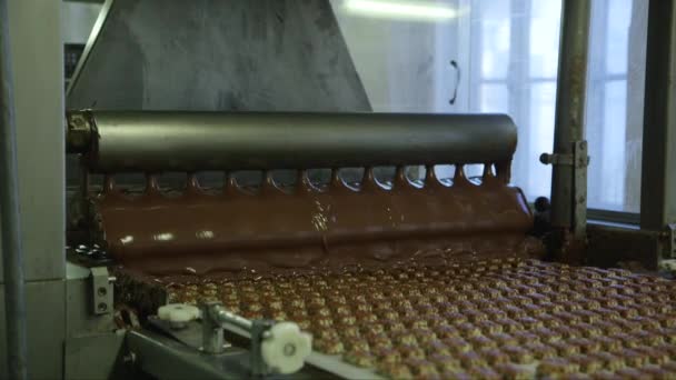 Plano Medio Estático Verter Caramelos Con Chocolate Una Fábrica Chocolate — Vídeo de stock