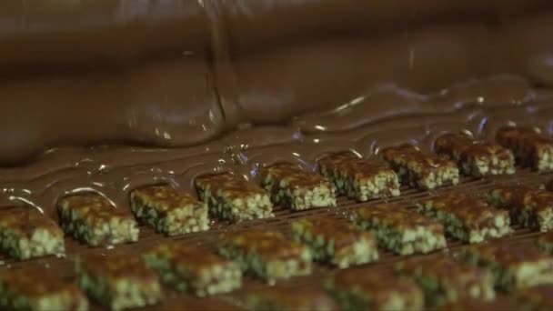 Çikolata Fabrikasında Konveyör Hattında Çikolatalı Şekerlemelerin Statik Yakın Çekimi — Stok video