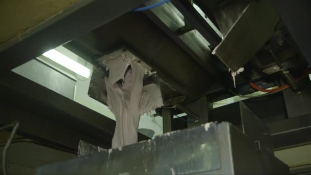 糖果制造厂中粉红色粘稠的糖果从一台机器掉到另一台机器上的静态中和镜头 — 图库视频影像