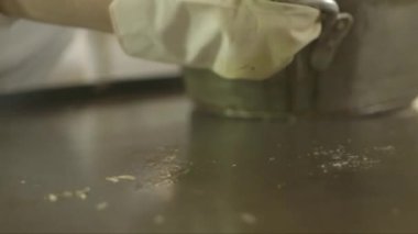 Kızartma tavasına dökülen esnek bir karamel kütlesinin yakın plan çekimleri.