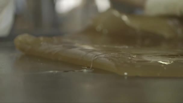 Main Tenue Gros Plan Chef Pâtissier Roulant Une Masse Caramel — Video