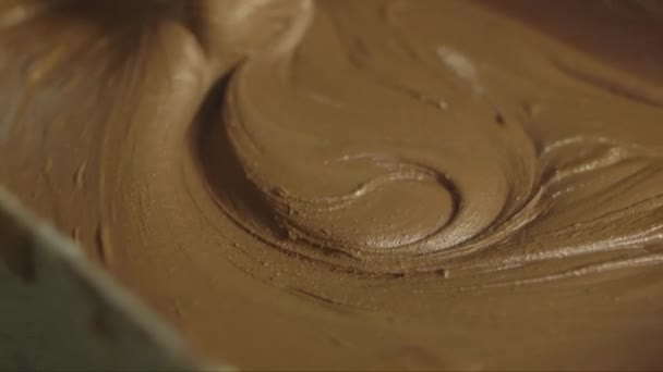 Μακρο Στιγμιότυπο Ανάμειξης Μάζας Ζύμης Σοκολάτας Εργοστάσιο Γλυκών — Αρχείο Βίντεο