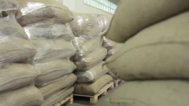 Topçu çuvallarıyla dolu bir depo dolusu el arabası. Birkaçı selofana sarılı.