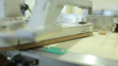 Çikolata fabrikasındaki yarım yuvarlak kurabiyelerle konveyör hattını yakın çekim yap.