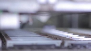 Çikolata fabrikasındaki bir konveyör hattına dökülen sıvı siyah çikolatayı yakından çek.