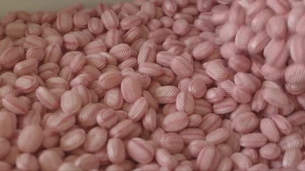キャンディ工場でピンクのロリポップの巨大な山のショットをドリークローズアップ — ストック動画