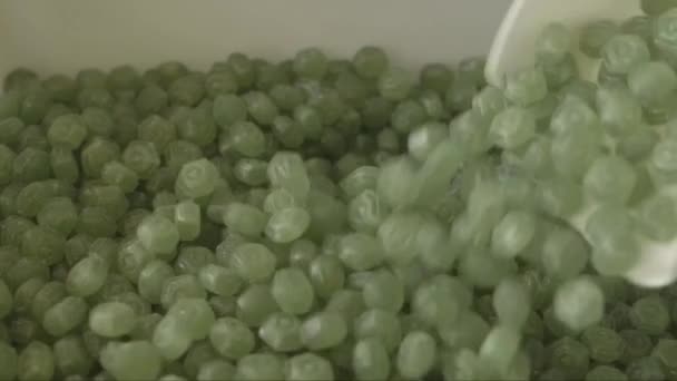 Şeker Fabrikasındaki Büyük Yeşil Altıgen Lolipopların Yakın Plan Çekimleri — Stok video