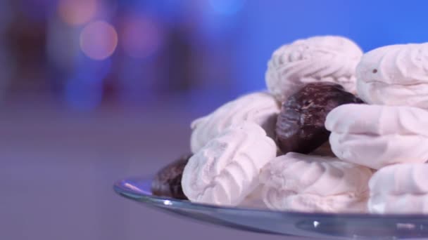 精美地摆放在玻璃器皿上的小巧的棉花糖和巧克力近照 — 图库视频影像