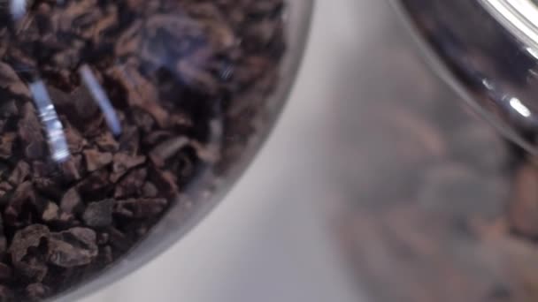 Dolly Makro Shot Kruszonego Całego Ziarna Kakao Eleganckich Szklanych Pojemnikach — Wideo stockowe