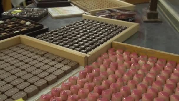 Dolly Médio Câmera Lenta Tiro Chocolate Sortido Doces Caixas Madeira — Vídeo de Stock