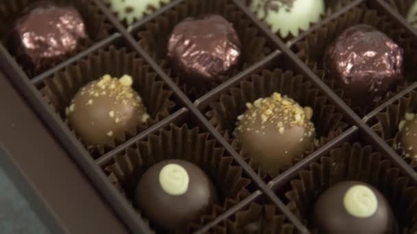 Dolly Makro Zpomalení Záběr Výběr Čokolády Krabici — Stock video