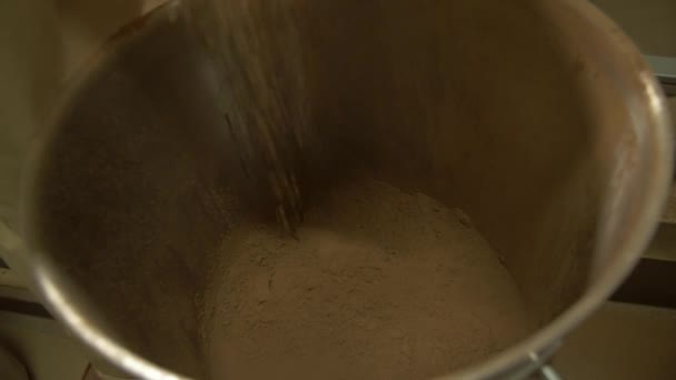 Cámara Lenta Estática Primer Plano Disparo Cacao Polvo Que Vierte — Vídeo de stock