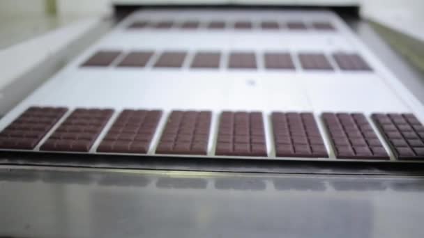 Plano Estático Línea Transportadora Blanca Con Barras Chocolate Negro Recién — Vídeos de Stock