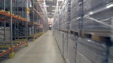 Depoyu geniş açıyla çekerek, rafları çeşitli paket ve mallarla doldurun.