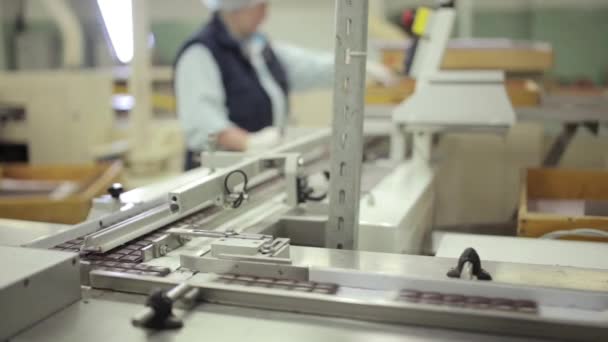 Çikolata Fabrikasındaki Klasik Çikolata Çubuklarıyla Konveyör Hattının Statik Görüntüsü — Stok video