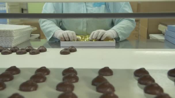 Dolly Cámara Lenta Media Toma Empaquetador Poner Malvaviscos Preparados Chocolate — Vídeos de Stock